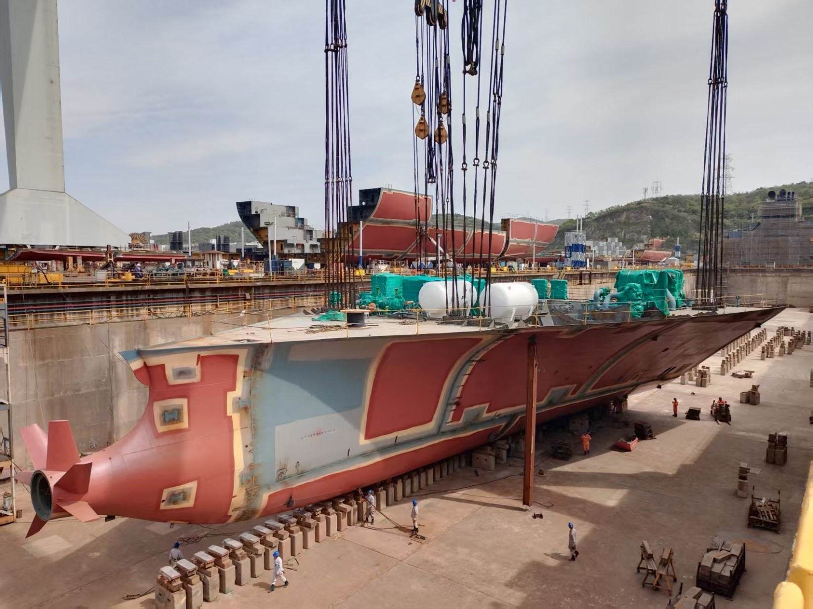 常石造船中國(guó)基地，以全球首艘甲醇燃料 5900TEU 型集裝箱運(yùn)輸船挑戰(zhàn)嶄新的未來(lái)